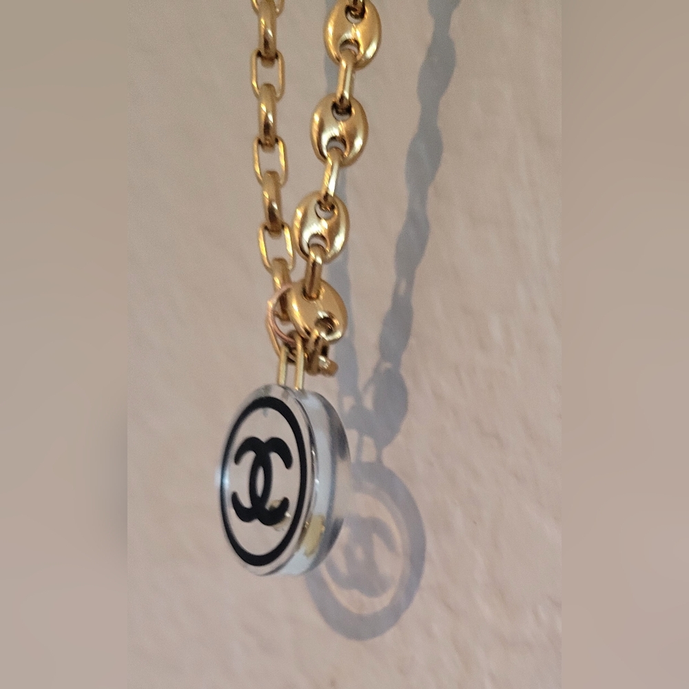 C h a n e l Pendant Necklace - Picture 4 of 10